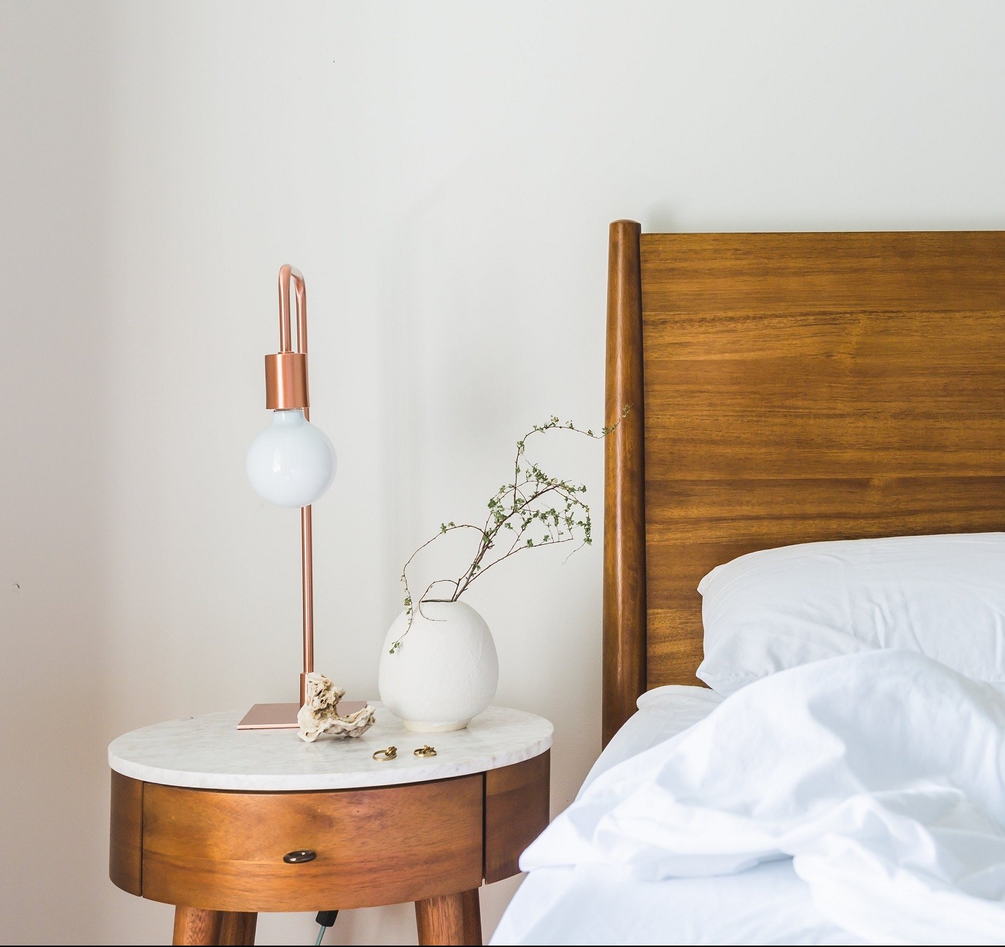 10 dodatków do sypialni, które pokochają minimalistki