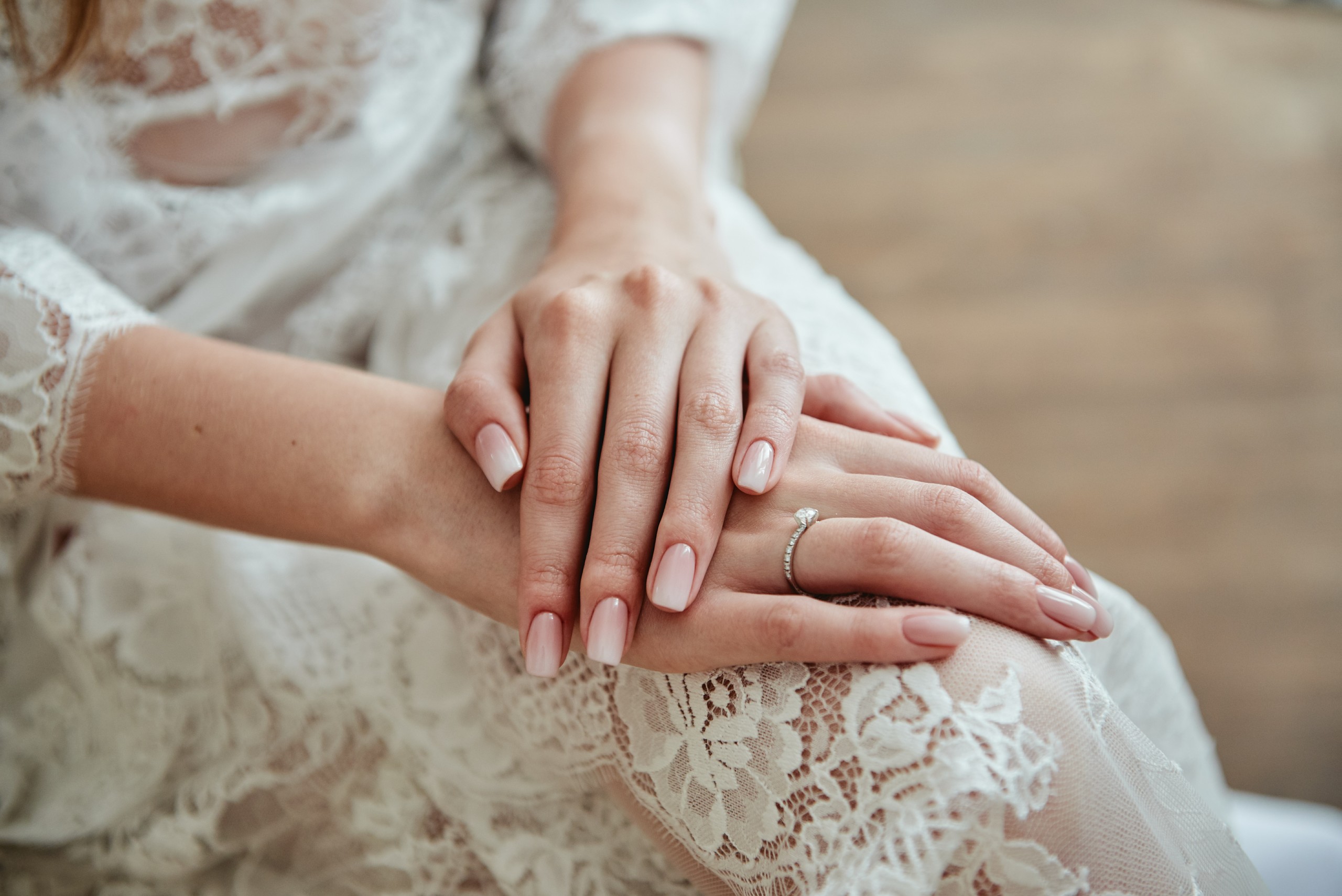 Ślubny manicure w minimalistycznym stylu. Poznaj najgorętsze trendy sezonu