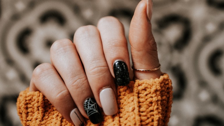 4 minimalistyczne stylizacje paznokci, które doskonale zdadzą egzamin na Halloween
