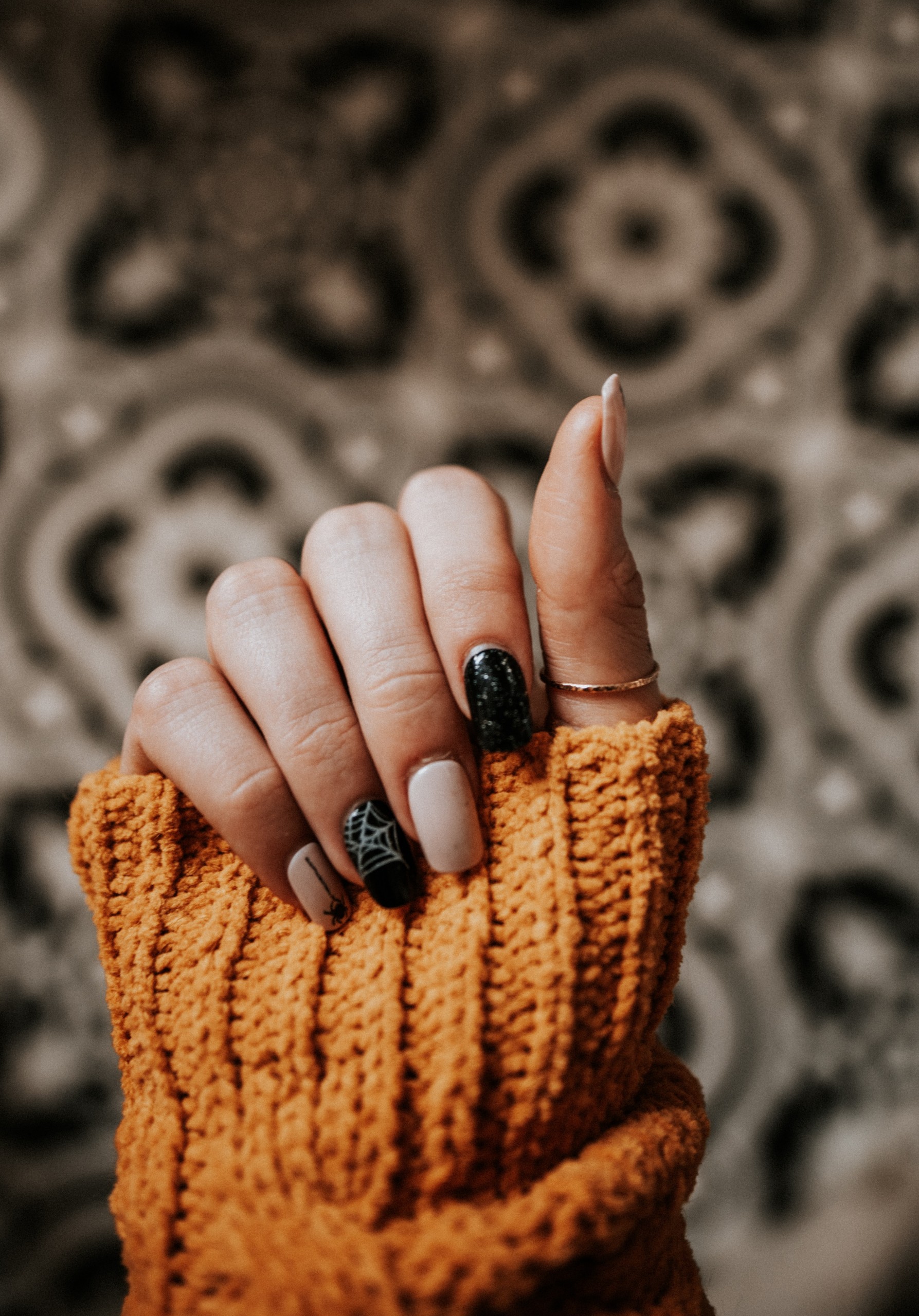 4 minimalistyczne stylizacje paznokci, które doskonale zdadzą egzamin na Halloween
