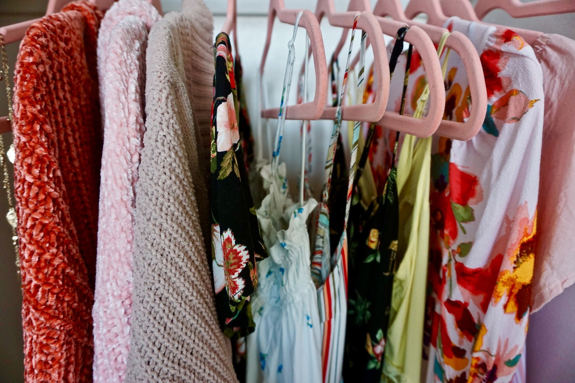 6 modnych wiosennych sukienek idealnych dla minimalistek!