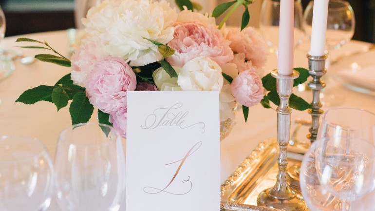 Zaproszenia i podziękowania dla gości weselnych – jaką stylistykę wybrać?