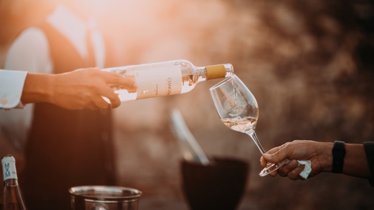Jak wybrać idealne różowe wino do letniego pikniku?
